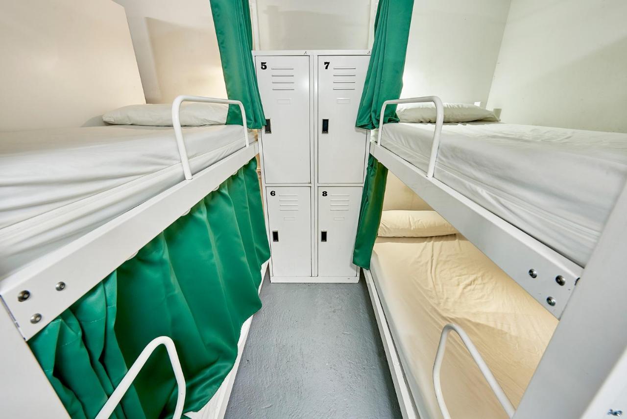 Hola Eixample Hostel